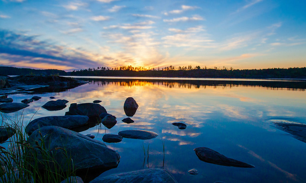 Järvimaisema auringonlaskussa.