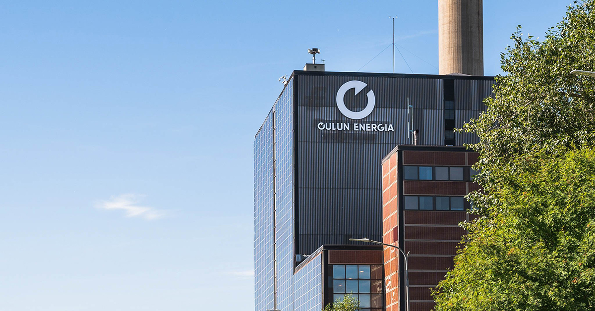Korkea rakennus, jonka seinällä on suuri Oulun Energian logo. 