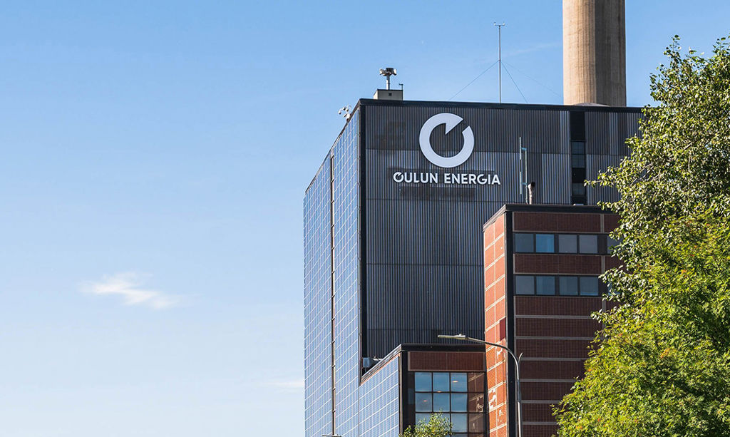 Korkea rakennus, jonka seinällä on suuri Oulun Energian logo.