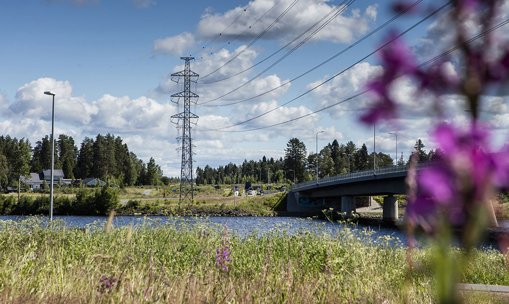 Sähköverkot ylittävät Oulujoen.