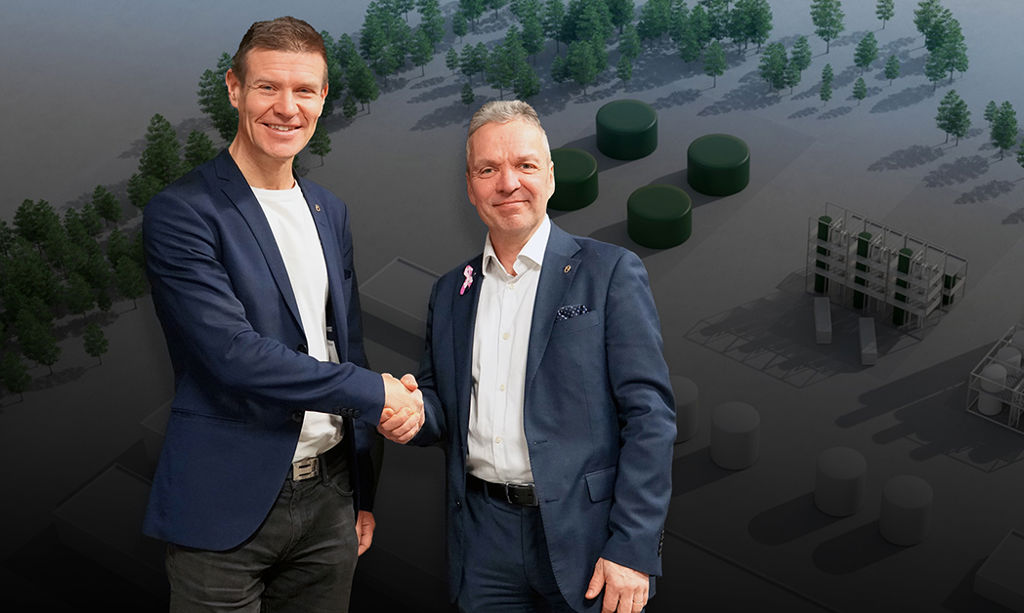 Oulun Energian toimitusjohtaja Arto Sutinen ja P2X Solutionsin toimitusjohtaja Herkko Sutinen kättelevät vetyhankkeen julkistuksen yhteydessä Northern Power -tilaisuudessa Oulussa.