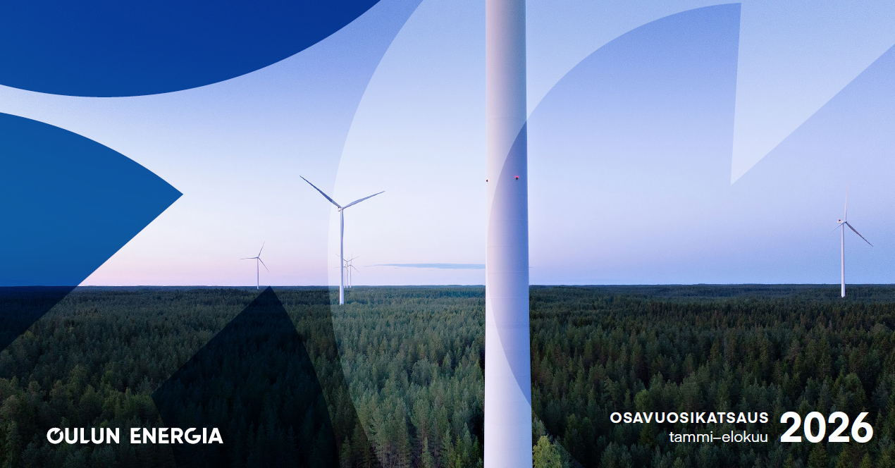 kuvassa näkyy tuulivoimaloita suomalaisessa metsämaisemassa.