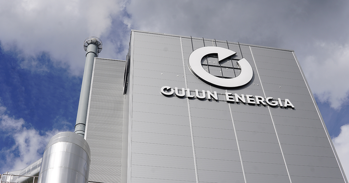 Oulun Energian logo voimalaitoksen seinässä.